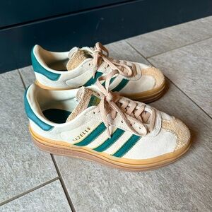 Gazelle Bold Cream & White 6.5 (fits like a 7)